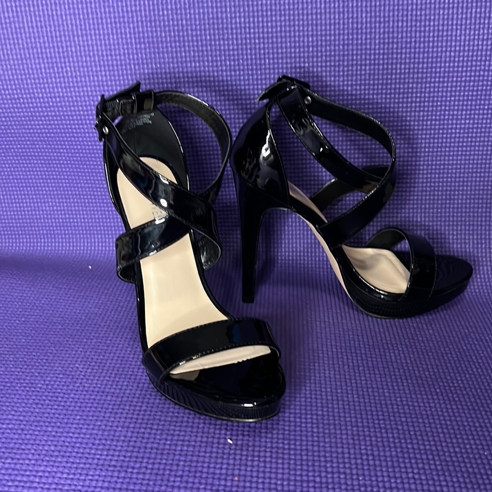 LOVIN’ NINE WEST PATENT LEATHER HEELS